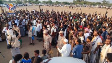 وقفة مسلحة لقبائل الزهرة بالحديدة لإعلان النفير والجهوزية في مواجهة الأعداء وقفة مسلحة لقبائل الزهرة بالحديدة لإعلان النفير والجهوزية في مواجهة الأعداء