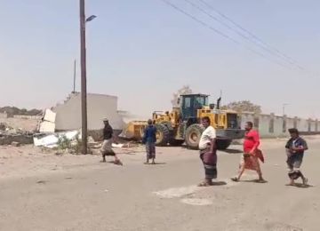 بتوجيهات محافظ عدن ..وحدة حماية الأراضي توفر الحماية الأمنية لفتح طريق شارع الأربعين بجعولة دار سعد بتوجيهات محافظ عدن ..وحدة حماية الأراضي توفر الحماية الأمنية لفتح طريق شارع الأربعين بجعولة دار سعد