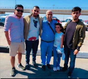 لحظة عناق بعد توتر: الكابتن محمد عباس المتوكل يعود إلى أحضان عائلته عقب الإفراج عنه   لحظة عناق بعد توتر: الكابتن محمد عباس المتوكل يعود إلى أحضان عائلته عقب الإفراج عنه