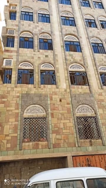 حمود المخلافي يستولي على عمارة في تعز