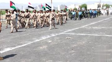 عرض عسكري لخريجي دورات طوفان الأقصى في مقبنة