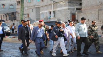 محافظ حضرموت يتفقد مشاريع تحسين المظهر العام لشوارع وأحياء المكلا