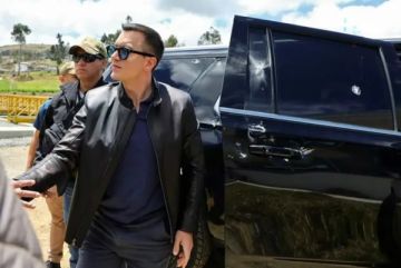 نجاة رئيس الإكوادور من محاولة اغتيال في إطلاق نار على موكبه نجاة رئيس الإكوادور من محاولة اغتيال في إطلاق نار على موكبه