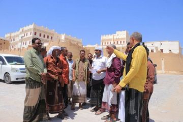 رئيس انتقالي وادي حضرموت يتفقد موقع الاحتفال بذكرى ثورة أكتوبر