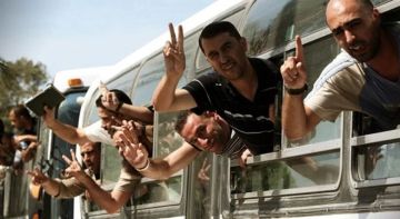 سلطات العدو الصهيوني تبدأ بنقل الأسرى الفلسطينيين للإفراج عنهم بصفقة التبادل سلطات العدو الصهيوني تبدأ بنقل الأسرى الفلسطينيين للإفراج عنهم بصفقة التبادل