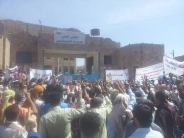 تعز احتجاجات شعبية في التربة للمطالبة بتسليم متورطين في مقتل محام