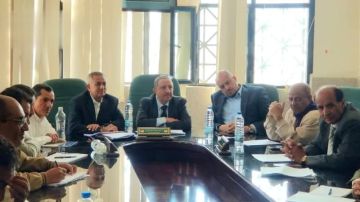 لقاء بهيئة الرقابة على المناقصات يناقش نتائج النزول الميداني إلى صندوق النظافة بالأمانة