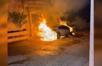 مستوطنون يحرقون مركبات فلسطينيين شرقي رام الله