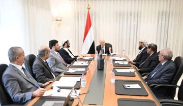 بغياب عيدروس الزبيدي.. اجتماع للمجلس الرئاسي يقر خططا لدمج الأجهزة الأمنية والاستخبارية