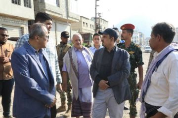 محافظ حضرموت يتفقد عددا من المشاريع في المكلا