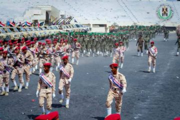 احتفالا بثورة أكتوبر.. الحزام والدعم والإسناد ينظمان عرضا عسكريا في أبين