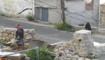 ليلا وتحت حماية مسلحين.. نافذون يقتحمون مدرسة في تعز لإزاحة محول كهربائي وسط غياب أمني ليلا وتحت حماية مسلحين.. نافذون يقتحمون مدرسة في تعز لإزاحة محول كهربائي وسط غياب أمني