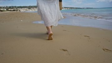 هل المشي حافية القدمين يضر قدميك؟