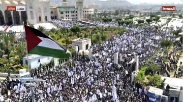 الحشود اليمنية تشيع الشهيد الغماري