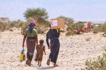 هلال الإمارات يوزع 36 طنا من المساعدات على بدو شبوة