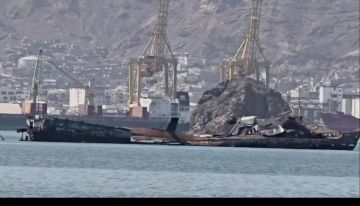 رصد لحجم حركة البواخر في يوم واحد .. كاتب صحفي : مصيبتنا في البنك المركزي رصد لحجم حركة البواخر في يوم واحد .. كاتب صحفي : مصيبتنا في البنك المركزي