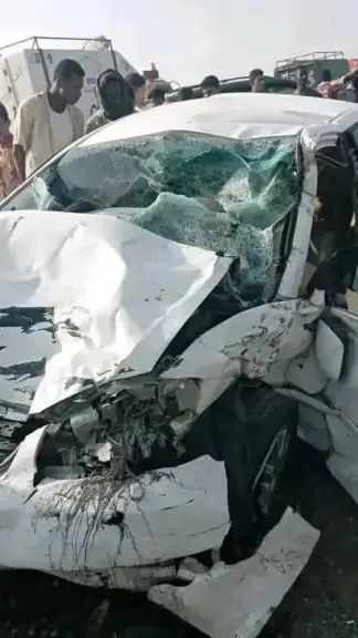 حادث مروع.. تصادم بين سيارتين ينهي حياة تسعة أشخاص بينهم وكيل نيابة الحديدة (فيديو) حادث مروع.. تصادم بين سيارتين ينهي حياة تسعة أشخاص بينهم وكيل نيابة الحديدة (فيديو)