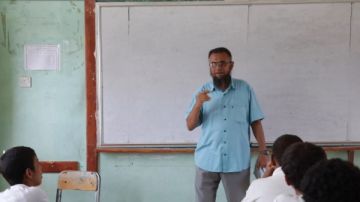 معاناة المعلمين في أبين تتفاقم نتيجة توقف المرتبات منذ خمسة أشهر