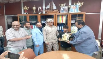 شركة النفط اليمنية فرع عدن تكرم الفارس الجنوبي صالح الجمهوري بدرع تقديري