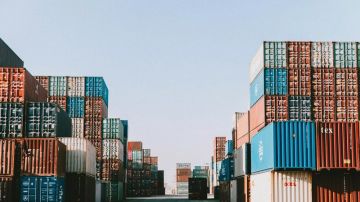 الصين تحث أمريكا على تصحيح الأخطاء بعد تهديداتها بفرض رسوم