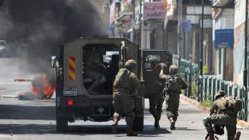 العدو الصهيوني يعتقل 4 شبان خلال اقتحام مدينة البيرة العدو الصهيوني يعتقل 4 شبان خلال اقتحام مدينة البيرة