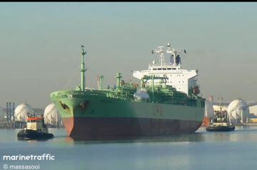 تحليق للطيران الأمريكي فوق سفينة تحترق في خليج عدن