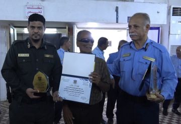 عدن.. اتحاد جمعيات المعاقين يكرم مديري الهجرة والجوازات والأحوال المدنية عدن.. اتحاد جمعيات المعاقين يكرم مديري الهجرة والجوازات والأحوال المدنية