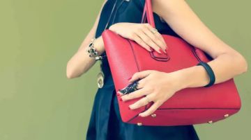 تفسير حلم حقيبة اليد الحمراء في المنام ودلالاتها النفسية
