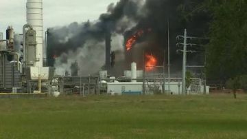 اندلاع حريق في مصفاة لشيفرون بأمريكا اندلاع حريق في مصفاة لشيفرون بأمريكا