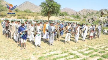 عرض ومناورة عسكرية لخريجي دورات طوفان الأقصى في قطابر بصعدة