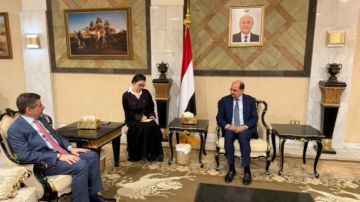 وزير الخارجية يبحث مع السفير الأمريكي تهديدات الحوثيين للملاحة الدولية وزير الخارجية يبحث مع السفير الأمريكي تهديدات الحوثيين للملاحة الدولية