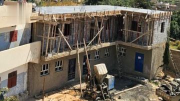 استكمال أعمال الصب الخرساني بمدرسة الشهيد الغماري في المحويت استكمال أعمال الصب الخرساني بمدرسة الشهيد الغماري في المحويت