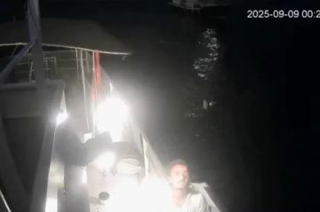 بحرية العدو الإسرائيلي تبدأ عملية السيطرة على أسطول الصمود بحرية العدو الإسرائيلي تبدأ عملية السيطرة على أسطول الصمود