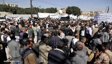  جريمة في الظلام ... احتجاج حاشد في صنعاء يطالب بكشف ملابسات تعذيب شاب حتى الموت على يد قيادي حوثي