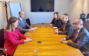 رئيس الوزراء يستقبل بعثة صندوق النقد الدولي ويطلع على نقاشات ونتائج مشاورات المادة الرابعة رئيس الوزراء يستقبل بعثة صندوق النقد الدولي ويطلع على نقاشات ونتائج مشاورات المادة الرابعة