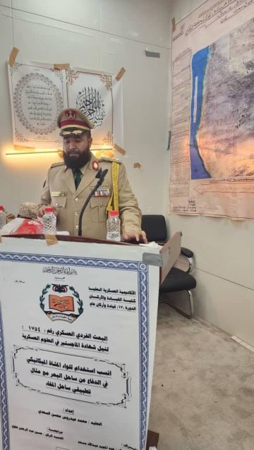 العقيد صبري السعدي يهنئ العقيد الركن محمد عيدروس السعدي بحصوله على درجة الماجستير في العلوم العسكرية العليا