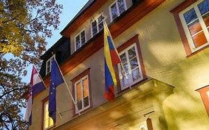 كراكاس تغلق سفارتها في أوسلو بعد أيام من منح جائزة نوبل للسلام لزعيمة المعارضة