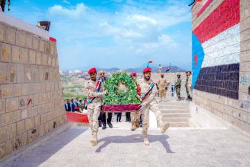 الرئيس الزبيدي يضع إكليلا من الزهور على نصب الشهيد لبوزة ويزور منصة الشهداء في ردفان