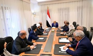 بعد تكليفه بمراجعة القرارات.. الرئيس العليمي يلتقي الفريق القانوني المساند لمجلس الرئاسة