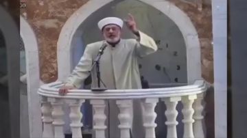 شاهد آخر ما قاله.. وفاة الشيخ سعيد الجبوري إمام جامع خالد بن الوليد ببغداد بعد أداء خطبة الجمعة شاهد آخر ما قاله.. وفاة الشيخ سعيد الجبوري إمام جامع خالد بن الوليد ببغداد بعد أداء خطبة الجمعة