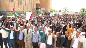 وقفتان في جامعة ذمار تضامنا مع غزة وتنديدا بجرائم العدو وقفتان في جامعة ذمار تضامنا مع غزة وتنديدا بجرائم العدو