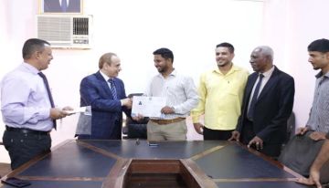 الوصابي يكرم موظفي الوزارة المتدربين في دورة قيادة الحاسب الآلي