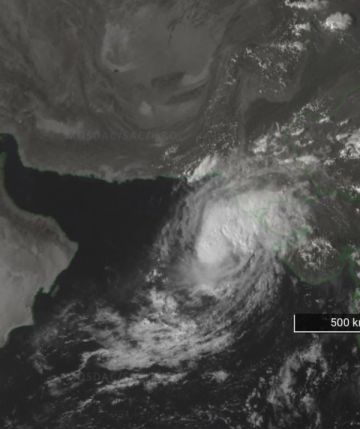 تطور منخفض جوي في بحر العرب إلى عاصفة إعصارية دون تأثير مباشر على اليمن