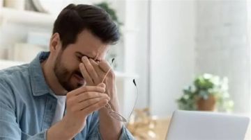 كيف تحمي عينيك من أضرار الشاشات.. نصائح غذائية وعادات يومية مهمة