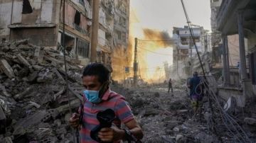 العدو الصهيوني يواصل قصف مدينتي خان يونس وغزة رغم وقف اطلاق النار