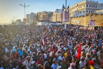 جماهير الجنوب في شبام تجدد العهد لمبادئ ثورة أكتوبر جماهير الجنوب في شبام تجدد العهد لمبادئ ثورة أكتوبر