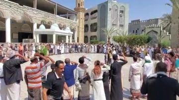 أبناء الحديدة يؤكدون ثباتهم على الموقف ويعلنون النفير والجهاد في مواجهة الأعداء أبناء الحديدة يؤكدون ثباتهم على الموقف ويعلنون النفير والجهاد في مواجهة الأعداء