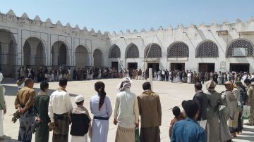 وقفات شعبية في تعز وفاء لدماء الشهداء واستمرارا في التعبئة وقفات شعبية في تعز وفاء لدماء الشهداء واستمرارا في التعبئة