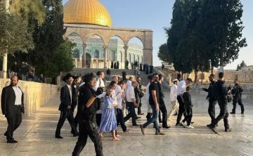 مستوطنون يقتحمون المسجد الأقصى ويؤدون طقوسا تلمودية مقابل قبة الصخرة مستوطنون يقتحمون المسجد الأقصى ويؤدون طقوسا تلمودية مقابل قبة الصخرة