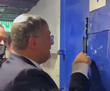 بن غفير يقتحم زنازين الأسرى الفلسطينيين ويهدد بإعدامهم بن غفير يقتحم زنازين الأسرى الفلسطينيين ويهدد بإعدامهم